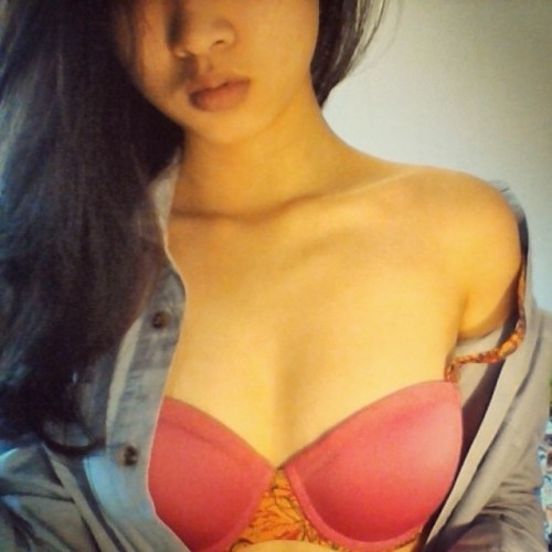 100 Foto Abg dan Tante Pamer Toket Terbaru